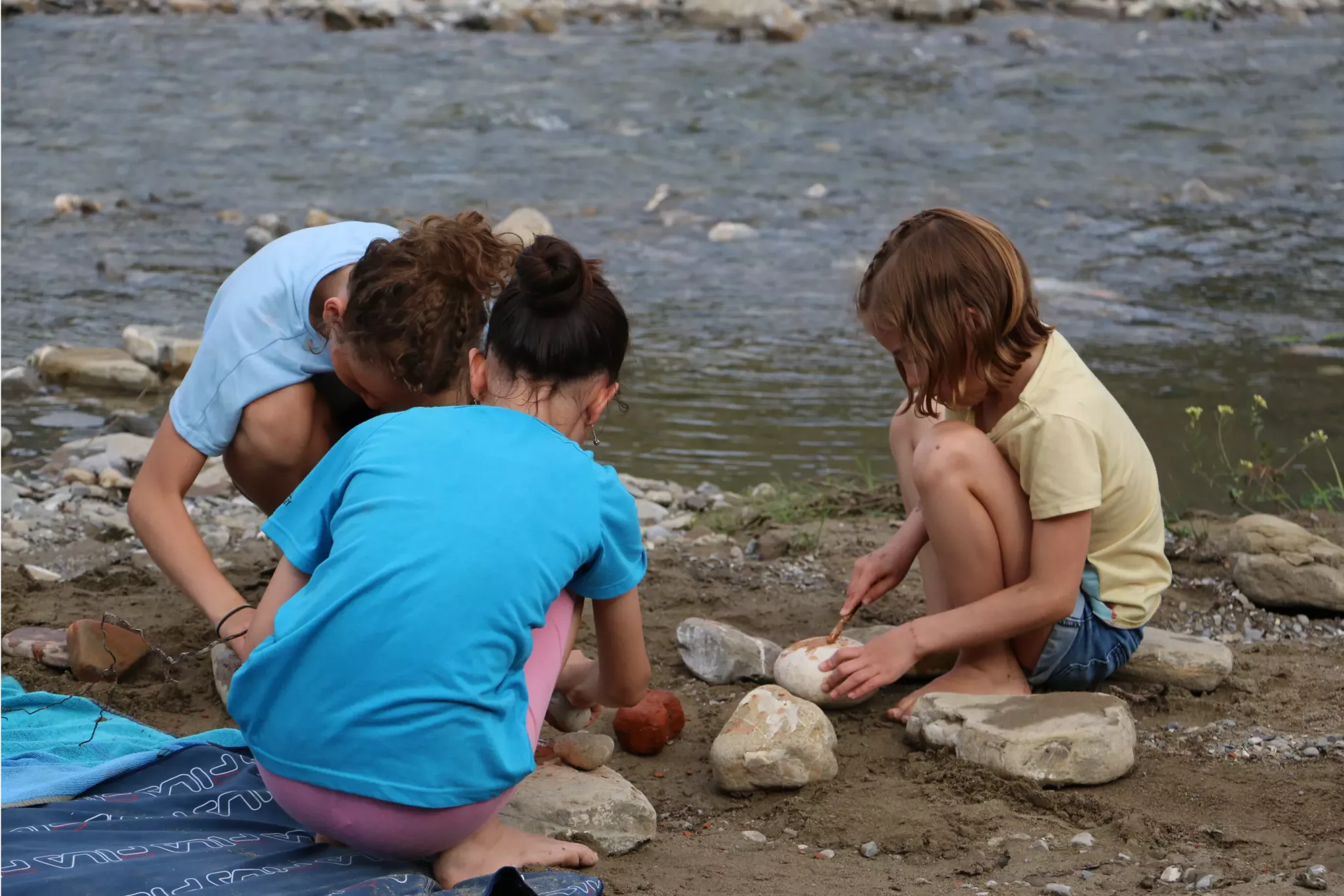 Kinder spielen am Fluss Kinder spielen am Fluss